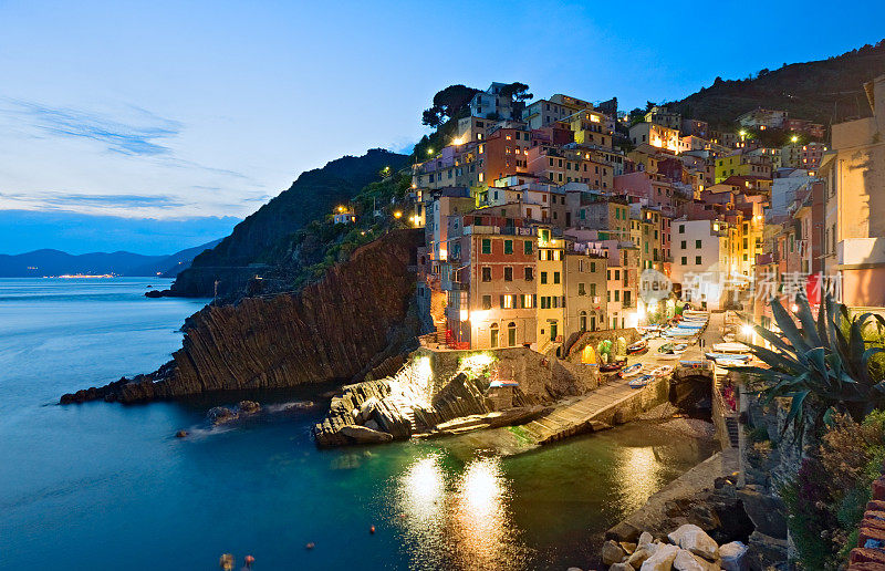 夜间渔村Riomaggiore, Cinque Terre，意大利